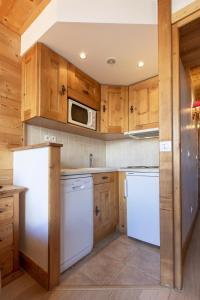 Kuchyň nebo kuchyňský kout v ubytování Résidence Les Cimes - Centre Val d'Isère + 8 fotografií