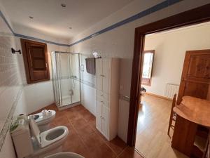 ラス・ガビアスにあるSueños De La Vegaのバスルーム(トイレ2つ、シャワー付) +13枚の写真