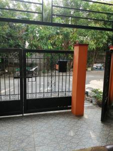 une porte noire avec un pilier orange devant elle dans l'établissement 1 Bedroom Townhouse with Airconditon ,Water heater and free wifi,fully furnished, à San Roque