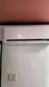 - un réfrigérateur-congélateur blanc avec une porte ouverte dans l'établissement 1 Bedroom Townhouse with Airconditon ,Water heater and free wifi,fully furnished, à San Roque 1 autre photo