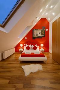 a bedroom with red walls and a bed with red pillows at Zentrale Maisonette mit Büro & Parkplatz in Griesheim