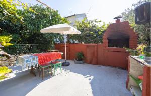 Κήπος έξω από το Amazing Apartment In Podaca With House Sea View