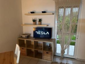 - une télévision assise sur un banc dans une chambre dotée d'une fenêtre dans l'établissement Ostria spiti, à Aigio 12 autres photos