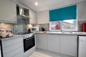 Kuchyň nebo kuchyňský kout v ubytování 2 Bedroom Select Lodge with Park Facilities