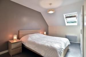 Le Vau PiardにあるLes 9 plages - Piscine privéeのベッドルーム1室(ベッド1台、ナイトスタンド2台、テレビ付) +15枚の写真