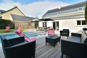 Le Vau PiardにあるLes 9 plages - Piscine privéeのデッキ(椅子付)、スイミングプール