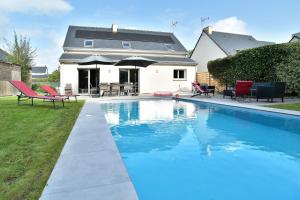 Le Vau PiardにあるLes 9 plages - Piscine privéeの家の裏庭にあるプール