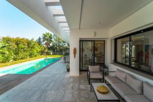 Bazén v ubytování Villa Jar – Élégance et authenticité nebo v jeho okolí + 28 fotografií