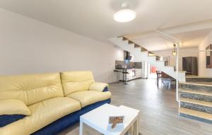 un salon avec un canapé et un escalier dans l'établissement 3 Bedroom Awesome Home In Puerto De Mazarrón, à Puerto de Mazarrón