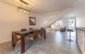 une salle à manger et un salon avec une table et des chaises dans l'établissement 3 Bedroom Awesome Home In Puerto De Mazarrón, à Puerto de Mazarrón