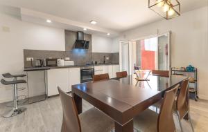 une salle à manger avec une table et des chaises dans une cuisine dans l'établissement 3 Bedroom Awesome Home In Puerto De Mazarrón, à Puerto de Mazarrón