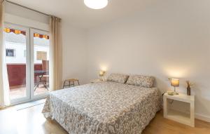 une chambre blanche avec un lit et une grande fenêtre dans l'établissement 3 Bedroom Awesome Home In Puerto De Mazarrón, à Puerto de Mazarrón