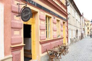 a row of chairs sitting outside of a building at Café Havlíček Penzion in Kutná Hora