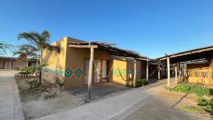 un bâtiment avec des graffitis colorés sur son côté dans l'établissement Hotel Wayira Beach by On vacation, à Ríohacha 60 autres photos