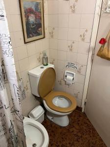a bathroom with a toilet and a sink at Tu casa1 - Frente in General Pacheco +6 photos