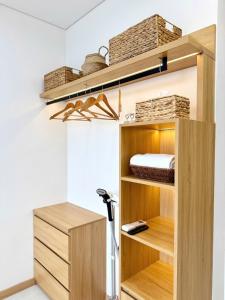 une chambre avec un lit superposé et un bureau dans l'établissement Gờ homestay - Giường King - Trung tâm thành phố, à An Khê 26 autres photos