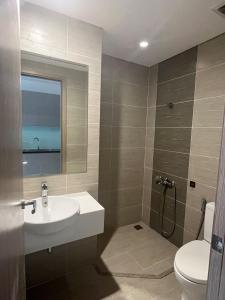 Ένα μπάνιο στο Bright & Modern Minimalist Studio