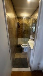 Koupelna v ubytování En-suite room with a superking size bed and balcony