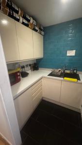 Kuchyň nebo kuchyňský kout v ubytování En-suite room with a superking size bed and balcony + 7 fotografií