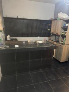 Η κουζίνα ή μικρή κουζίνα στο Petit mbao villa