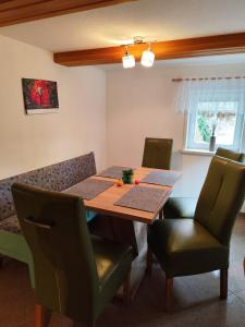 a dining room with a wooden table and chairs at Haus Emma, im Herzen der Oberlausitz in Obercunnersdorf