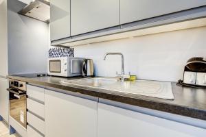 Kuchyň nebo kuchyňský kout v ubytování Extra Large Modern Studio Flat In Kent + 6 fotografií