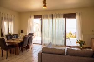 a living room with a table and a couch at Vista Mare Aegina in Kipséli
