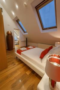 a bedroom with a large bed with a window at Zentrale Maisonette mit Büro & Parkplatz in Griesheim +12 photos