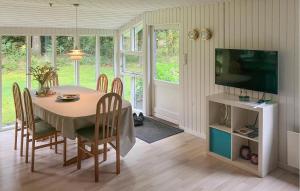 Et tv og/eller underholdning på 3 Bedroom Awesome Home In Højslev