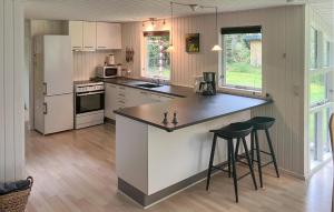 Køkken eller tekøkken på 3 Bedroom Awesome Home In Højslev