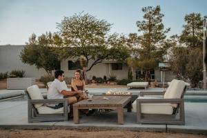 een man en een vrouw die rond een tafel zitten bij La Grange by The CoHost Company in Rimrock +77 foto's