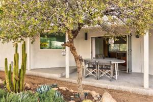 een eethoek van een huis met een tafel en een cactus bij La Grange by The CoHost Company in Rimrock