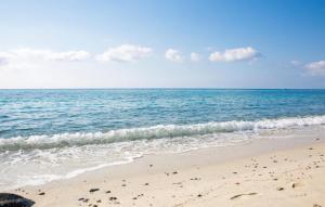 einen Strand mit Meer an einem sonnigen Tag in der Unterkunft Awesome Apartment In Briatico With House Sea View in Sant'Irene-Briatico