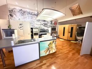 a large kitchen with white cabinets and a kitchen island at Premium Stay Academy - Luxus-Ferienwohnungen mit Erlebnis in Bad Ems