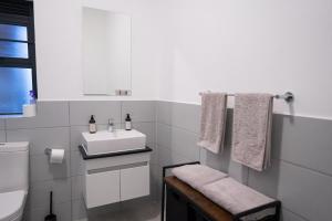 Un baño de The Precinct Luxury Apartment - Waterfall