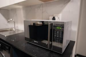 Una cocina o cocineta en The Precinct Luxury Apartment - Waterfall