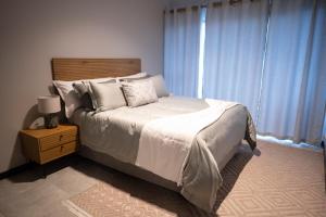 Una cama o camas en una habitación de The Precinct Luxury Apartment - Waterfall