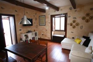 ein Wohnzimmer mit Tisch und Couch in der Unterkunft Bonita Casa Espectacular Vista in Acojeja