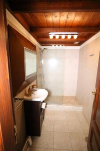 ein Badezimmer mit Waschbecken und Dusche in der Unterkunft Bonita Casa Espectacular Vista in Acojeja