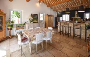 une salle à manger avec une table et quelques chaises dans l'établissement Maison Avec Piscine Privée, à Lacoste