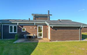 Casa pequeña con terraza y mesa en Amazing Apartment In Faaborg With Sauna, en Nabbe 9 fotos más