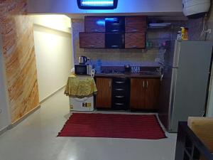 Η κουζίνα ή μικρή κουζίνα στο بلوباى آسيا العين السخنه