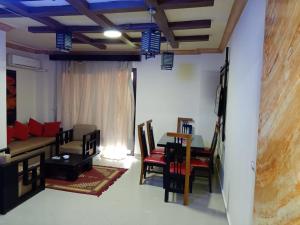 a living room with a couch and a table at بلوباى آسيا العين السخنه in Ain Sokhna