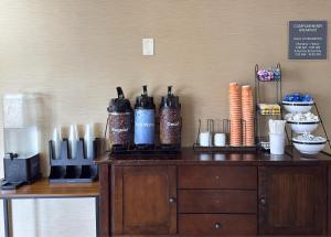 - une table en bois avec des bouteilles dans l'établissement Comfort Inn Falls Church - Tysons Corner, à Falls Church 48 autres photos