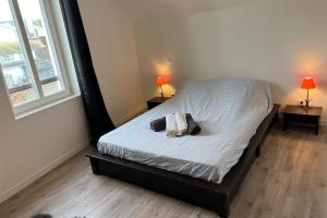 a bedroom with a bed with two lamps on two tables at AR60 - L'Aultoise familiale in Ault
