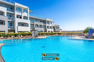 a large swimming pool in front of a hotel at Family Resort del Mar in Pula