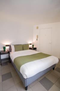 een groot bed in een kamer met twee tafels bij La Chasse 5 in Brussel