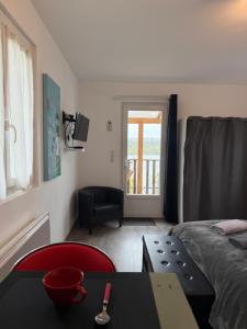 TV a/nebo společenská místnost v ubytování Le Chalet de La Liez