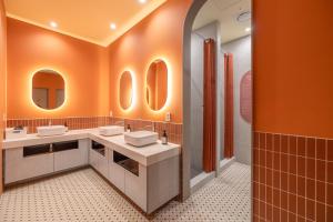 ein Badezimmer mit zwei Waschbecken und zwei Spiegeln in der Unterkunft THE EXTAY Lounge Jongno in Seoul + 66 Fotos
