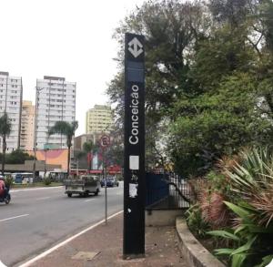 un panneau avec une flèche sur le côté d'une rue dans l'établissement Flat Mina de Ouro Metrô Conceição SP Expo Congonhas Autódromo, à São Paulo